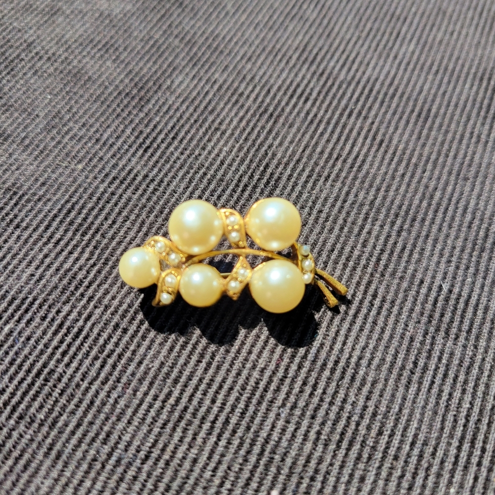 Vintage pearl and gold brooch